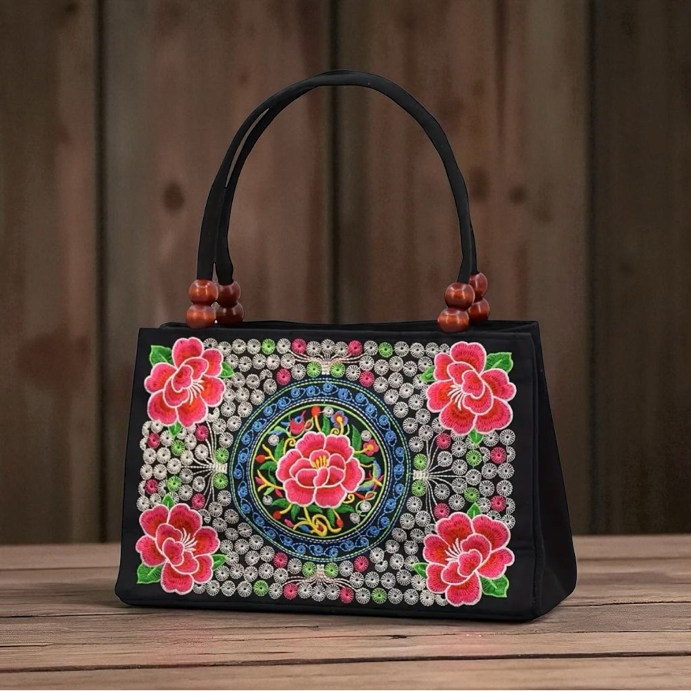 🩷🆕🩷Floral Embroidered Black Handbag